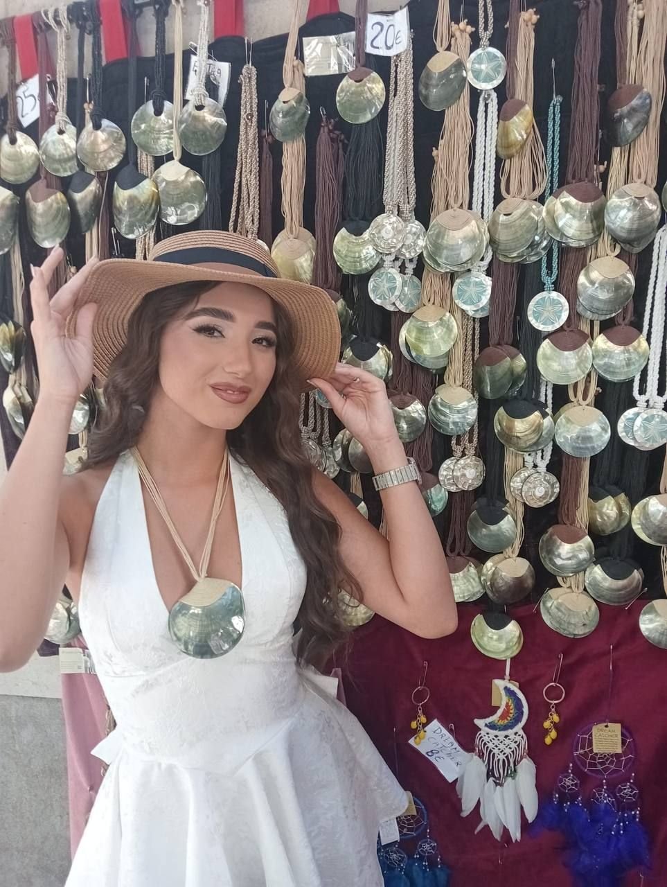 Donna con cappello di paglia e collana in madreperla