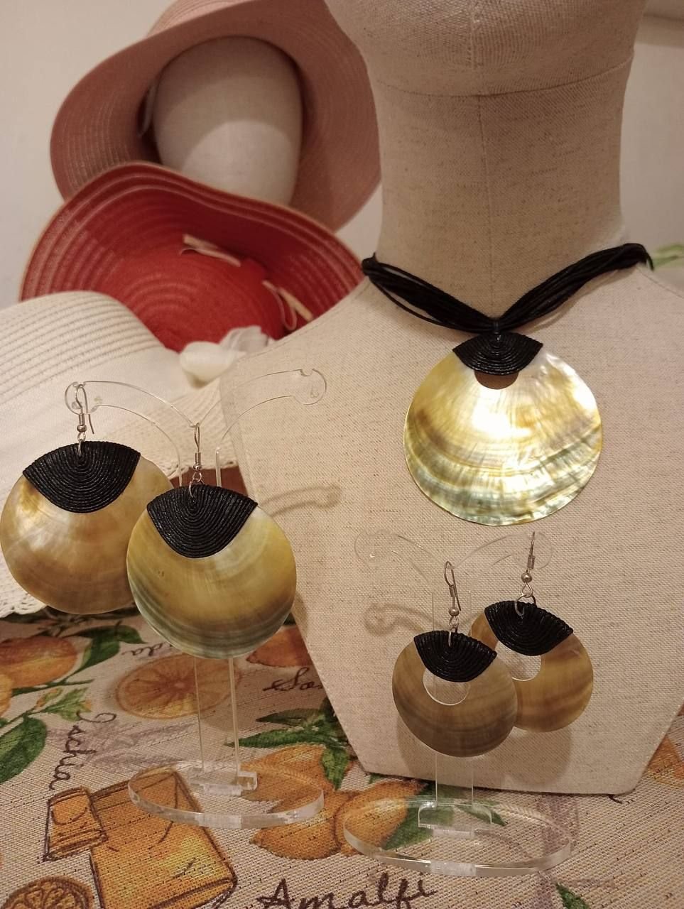 Collana e orecchini in madreperla